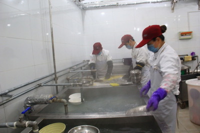 飲食服務中心高度重視餐具洗消工作，保障餐飲服務安全